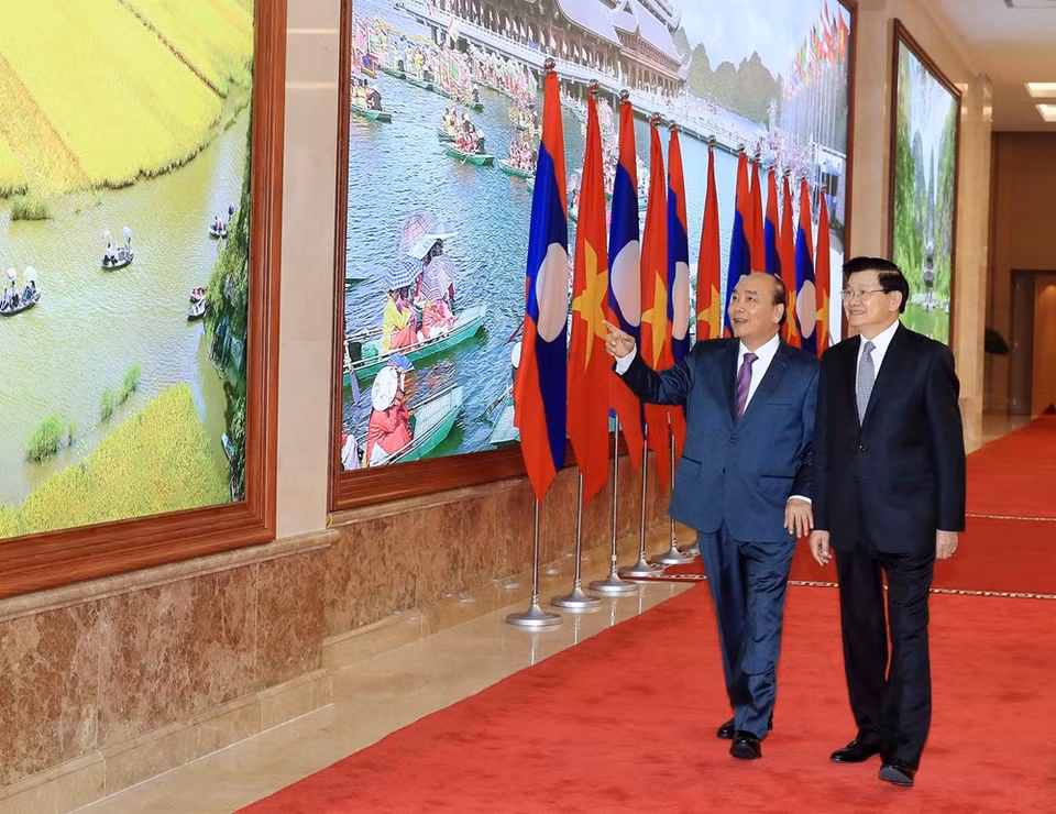 El primer ministro vietnamita, Nguyen Xuan Phuc, dio la bienvenida a su par laociano, Thongloun Sisoulith. (Foto: VNA)
