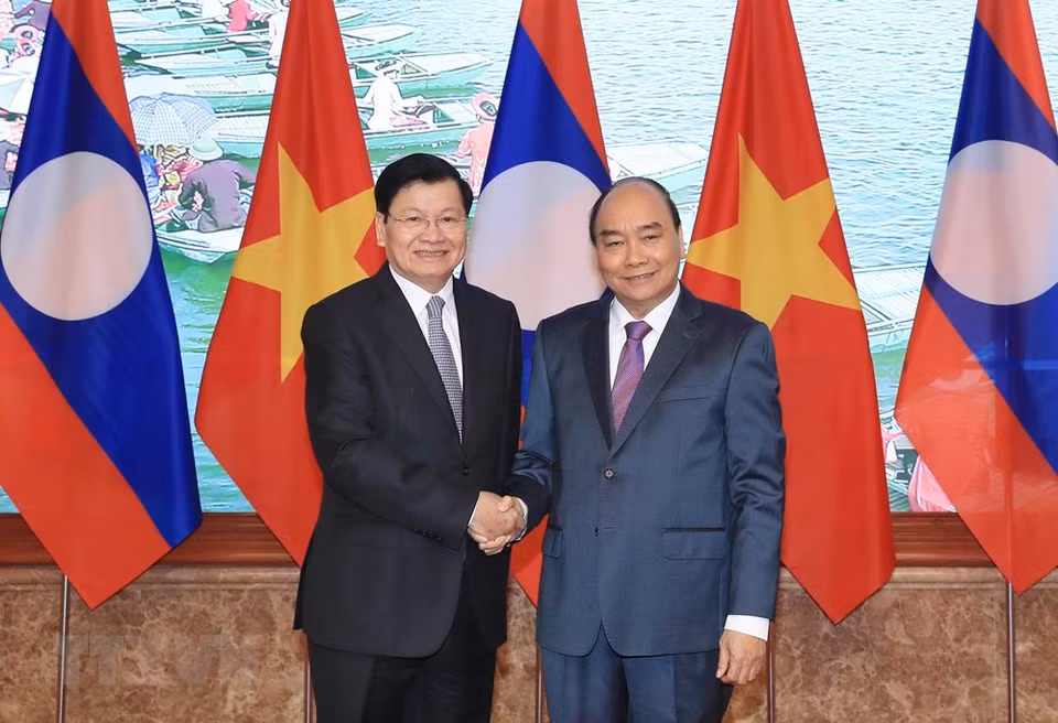 Encuentro a puerta cerrada entre el primer ministro vietnamita, Nguyen Xuan Phuc, y su par laociano, Thongloun Sisoulith, antes de la reunión del Comité Intergubernamental Vietnam-Laos. (Foto: VNA)