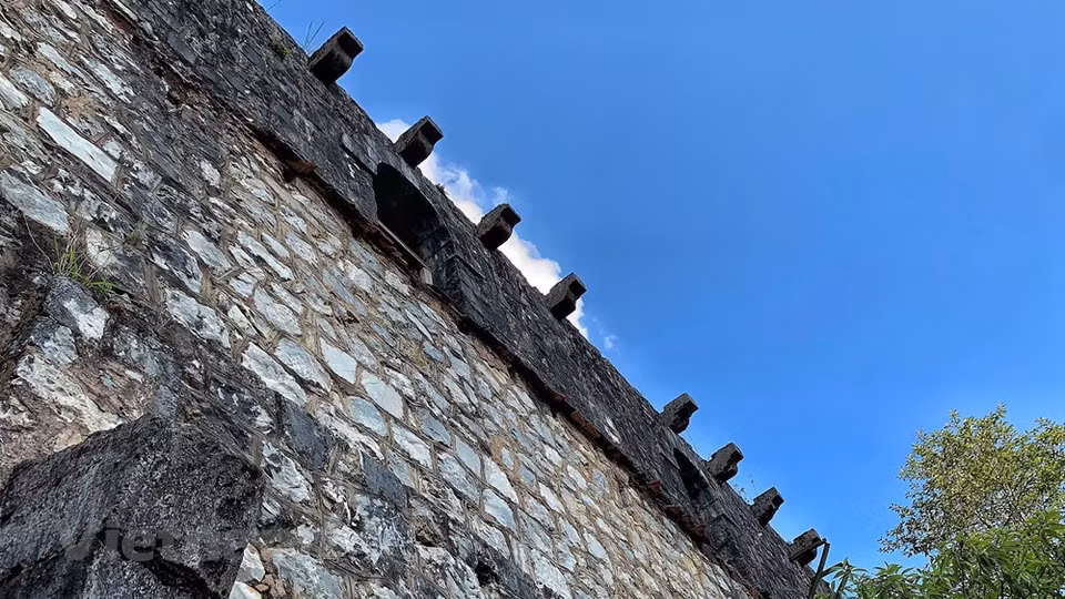 Todas las paredes y ventanas están cubiertas de musgo pero su construcción aún está muy sólida. (Foto: Vietnam+)