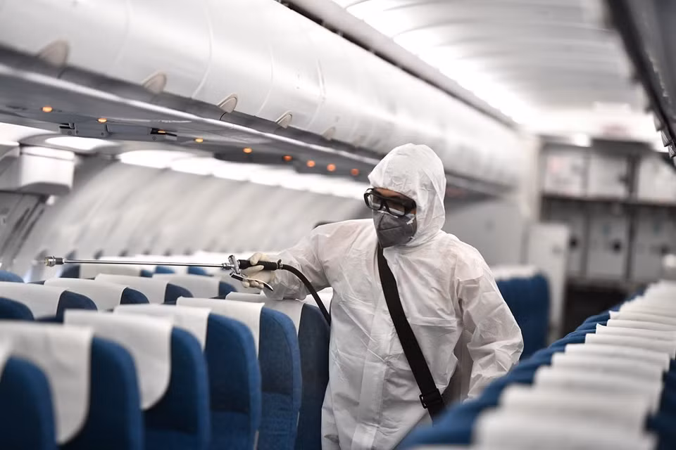 Debido a que se han detectado hasta la fecha en Vietnam 10 pacientes del nuevo coronavirus (nCoV), la aerolínea insignia Vietnam Airlines ha intensificado las medidas de desinfectación de sus aviones para evitar el contagio de la enfermedad. El trabajo de la limpieza se centra en los reposabrazos de los asientos para evitar la infección del letal virus. Anteriormente, el Ministerio de Transporte de Vietnam anunció la creación de un comité directivo para la prevención del nCoV, con el fin de enfrentar el riesgo del contagio de la peligrosa enfermedad en este país. Esta comisión se responsabiliza de elaborar los planes preventivos, formular las medidas para impedir la propagación de la epidemia y supervisar los trabajos respectivos, además de coordinar su implementación con otros ministerios y localidades. (Foto: Vietnam+)