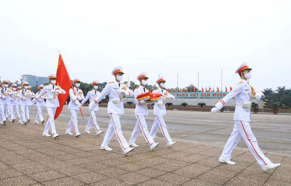 La ceremonia de izamiento de la bandera nacional en la plaza Ba Dinh en la mañana del 30 de abril de 2020. (Foto: VNA) 