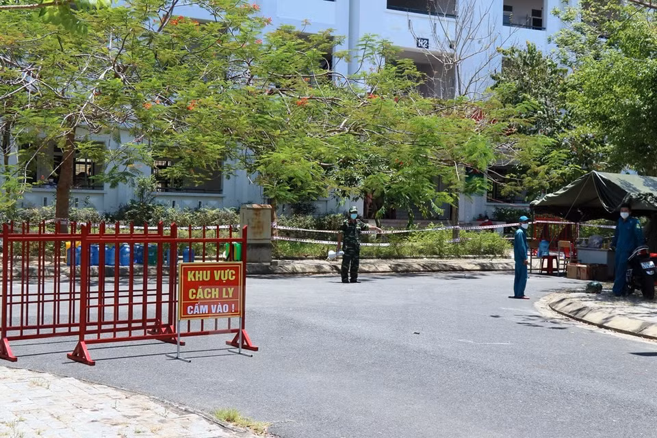 Se ha intensificado la supervisión de la epidemia en áreas aisladas de Quang Nam para evitar la propagación de la enfermedad en la comunidad (Foto: VNA)