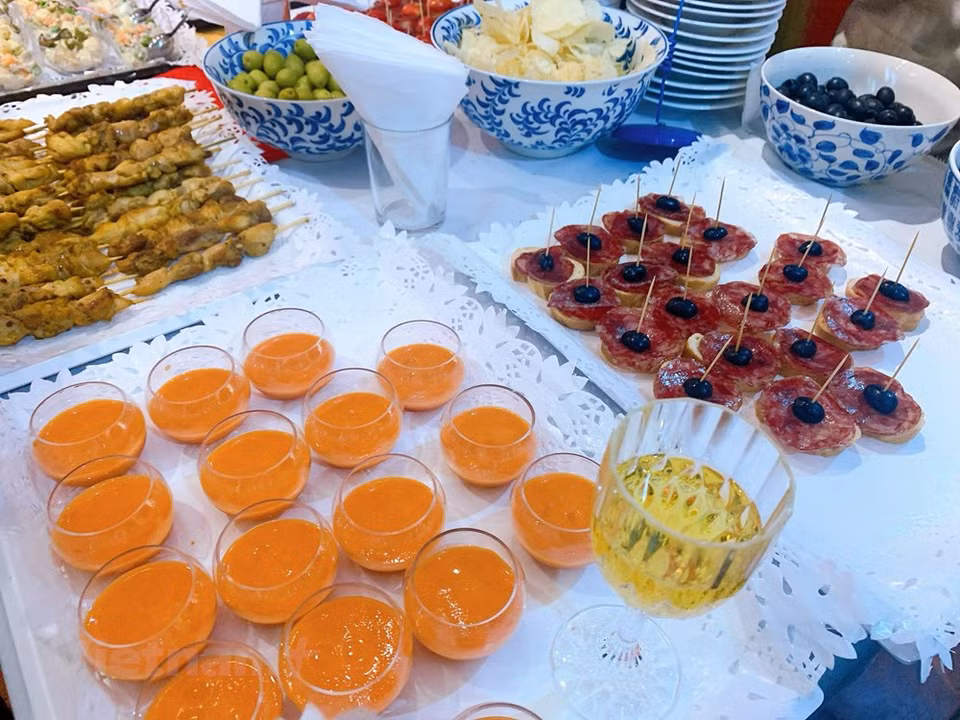 Las tapas son porciones de comida que se sirven junto con una bebida típica del país europeo. En España, los clientes pueden pedir una bebida y recibirán una pequeña tapa gratis. (Foto: Vietnam+)