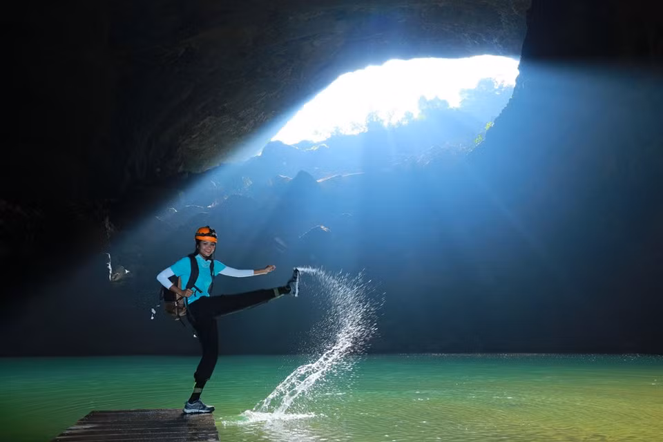 Por cada tour de cuatro días y tres noches, 10 turistas, como máximo, pueden explorar el mundo misterioso en la caverna, con sus peculiares ecosistemas y gigantes estalactitas y estalagmitas. (Foto: Vietnam+)