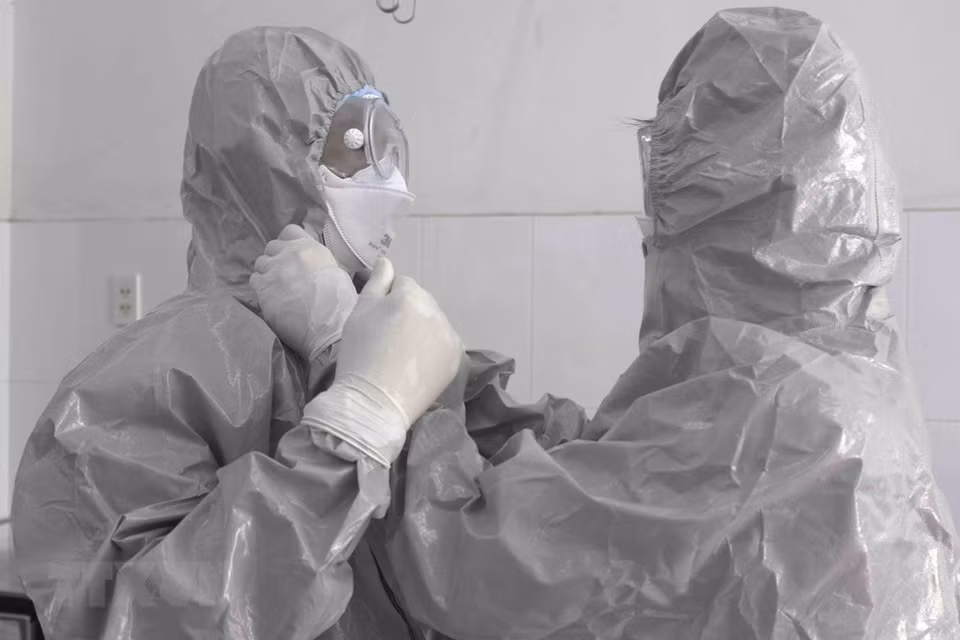 Los médicos del Hospital Cho Ray en Ciudad Ho Chi Minh usan ropa protectora antes de ingresar al área de cuarentena donde se encuentran los casos con riesgo de infectar por nCoV. (Foto: VNA)