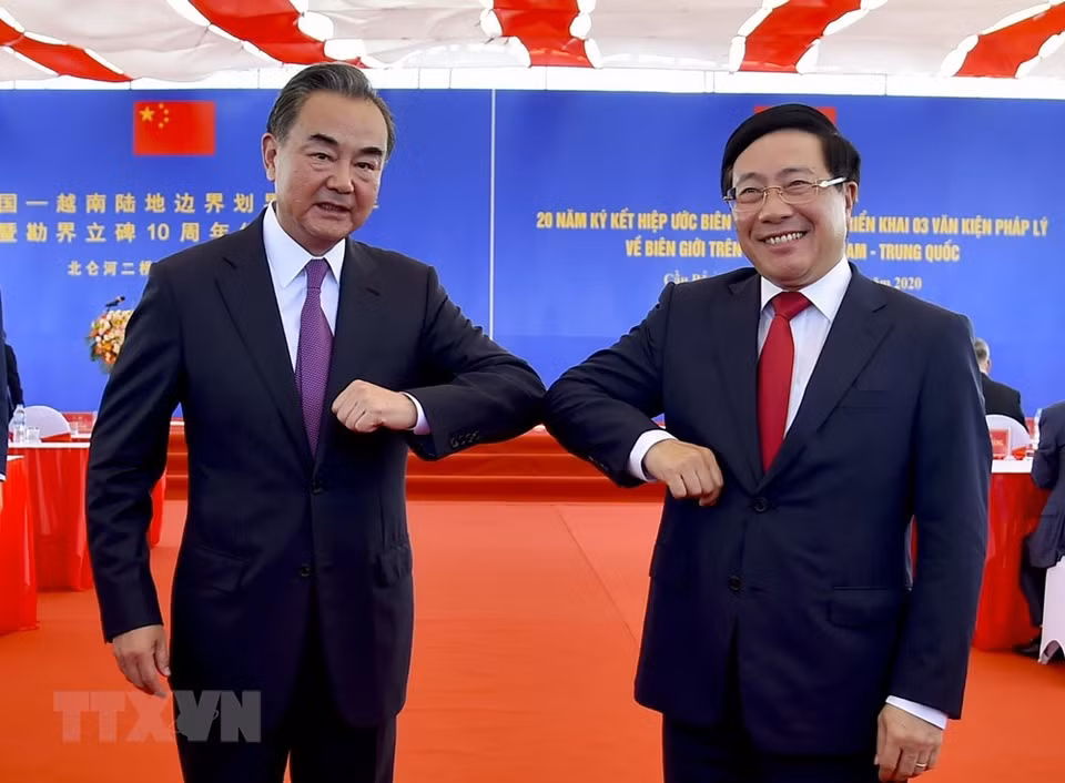 El viceprimer ministro y canciller Pham Binh Minh y el consejero de Estado y ministro de Relaciones Exteriores de China, Wang Yi, en la ceremonia (Foto: VNA)