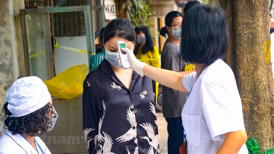 Se pusieron puestos del control de la enfermedad COVID-19 en la zona (Foto: Vietnam+)