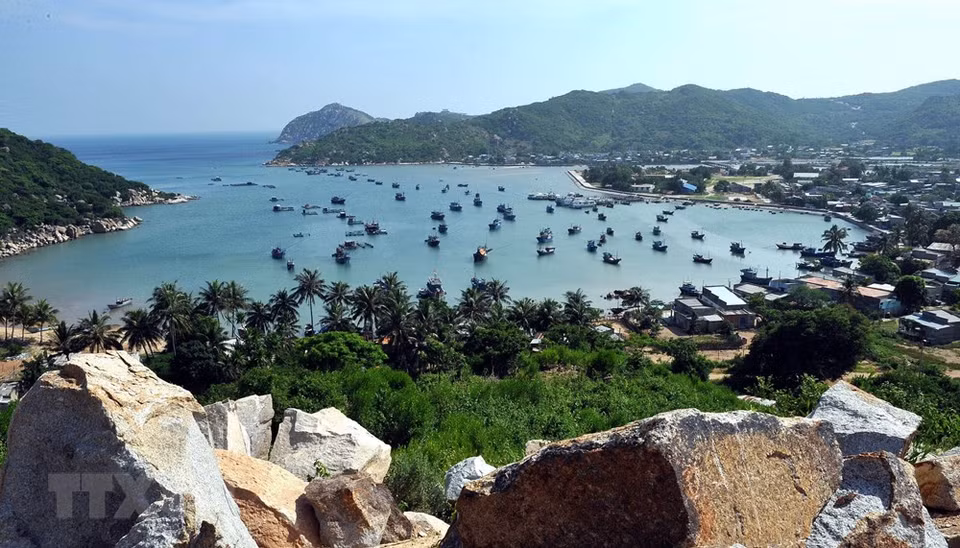 Paisaje de la bahía Vinh Hy (Foto: VNA)