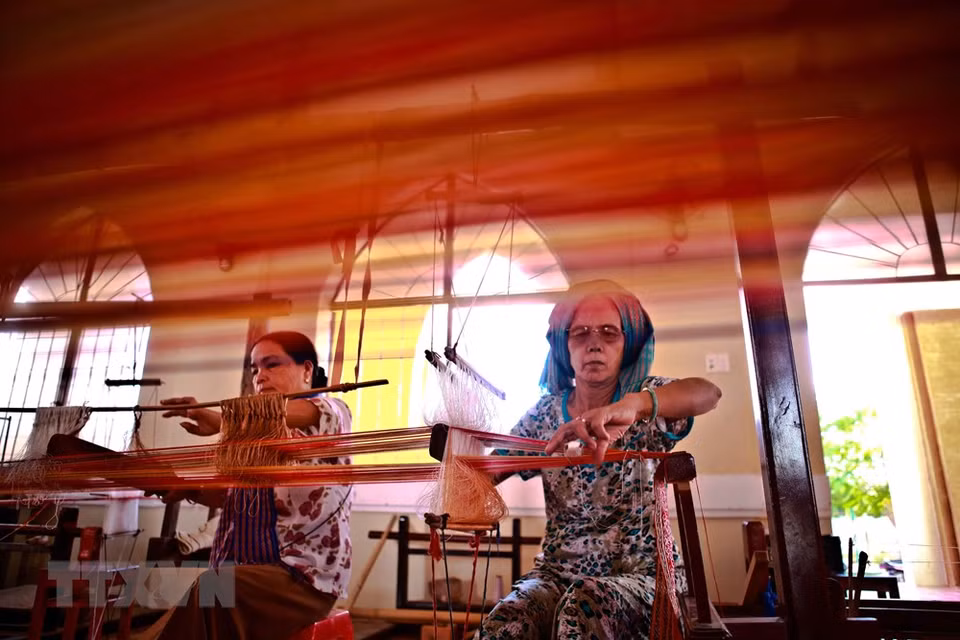 Confección de brocados de mujeres de etnia Khmer (Foto: VNA)