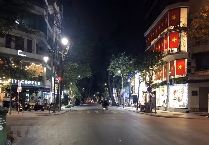 La calle Ba Trieu en Hanoi a las 19:45 el 26 de marzo está menos concurrida que lo normal (Foto: VNA)