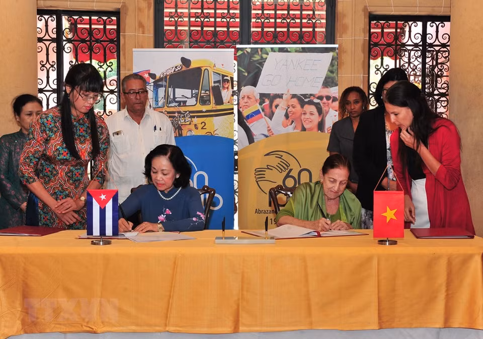 Truong Thi Mai y la jefa del Departamento de Asuntos Exteriores de la Asamblea Nacional de Cuba, Yolanda Ferrer Gómez, firmaron un acuerdo de cooperación entre las dos asociaciones de amistad. (Foto: VNA)
