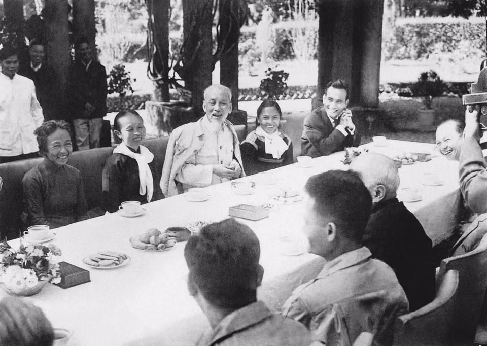 El Presidente Ho Chi Minh recibió una delegación del Frente de Liberación Nacional del Sur el 24 de noviembre de 1964. (Foto: archivo)