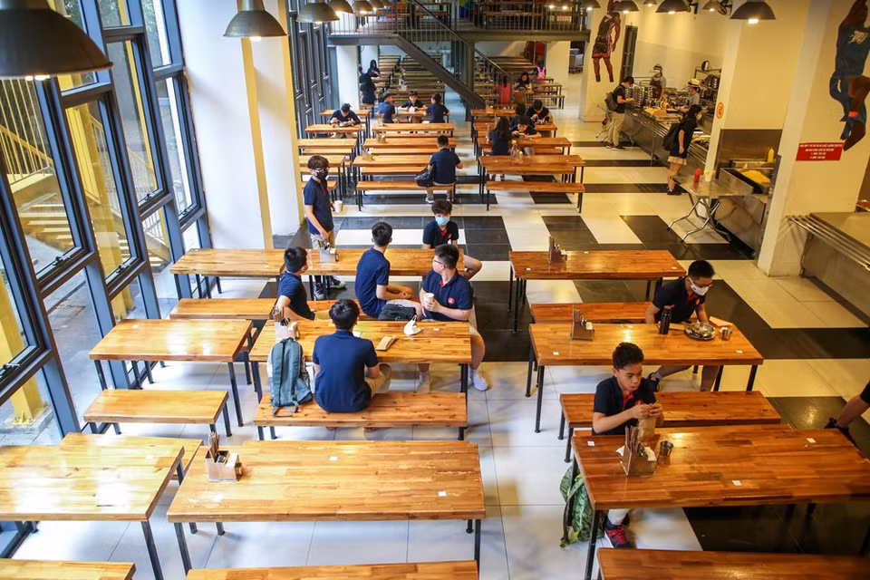 Durante el primer período del lunes por la mañana (4 de mayo), los maestros informaron a los estudiantes sobre medidas preventivas a COVID-19. Al mismo tiempo, se supervisarán regularmente la salud de los estudiantes en la escuela. (Foto: Minh Son / Vietnam +)