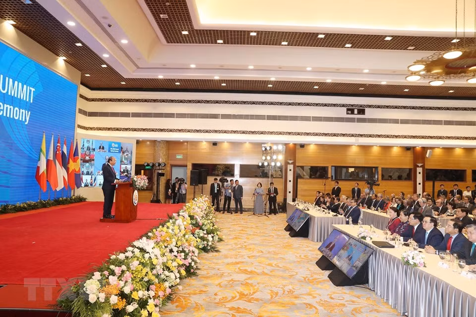 El primer ministro Nguyen Xuan Phuc, presidente de la ASEAN 2020, pronuncia el discurso de apertura de la Cumbre (Foto: VNA)