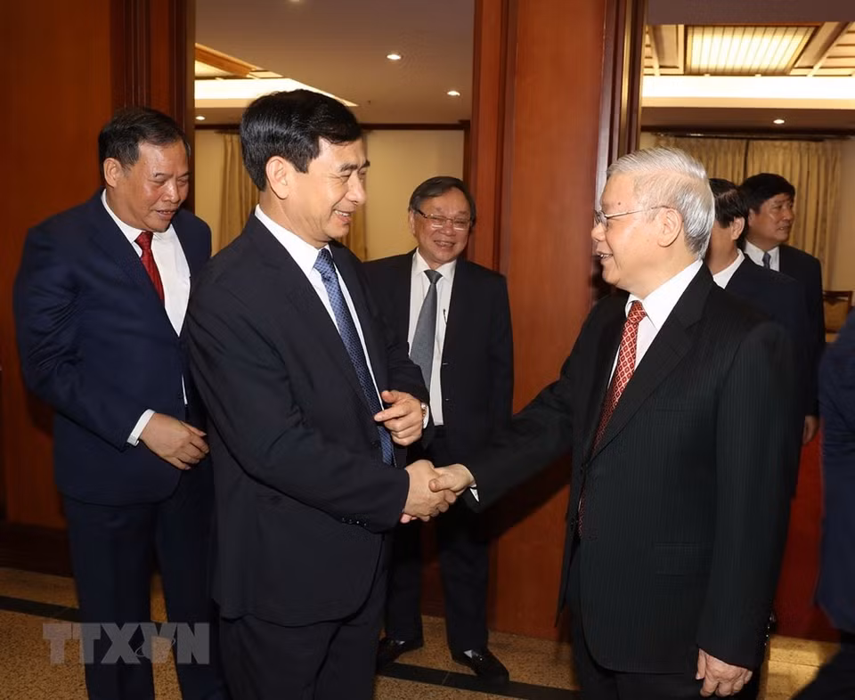 Secretario General del PCV y presidente, Nguyen Phu Trong, y dirigentes del Partido y del Estado (Foto: VNA)