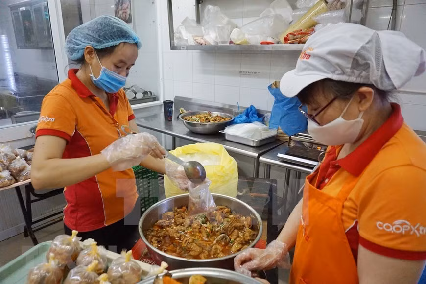 Saigon Co.op coopera con otras compañías para proporcionar más de 30,000 comidas al día a personas en áreas de cuarentena en la ciudad de Ho Chi Minh (Foto: VNA)
