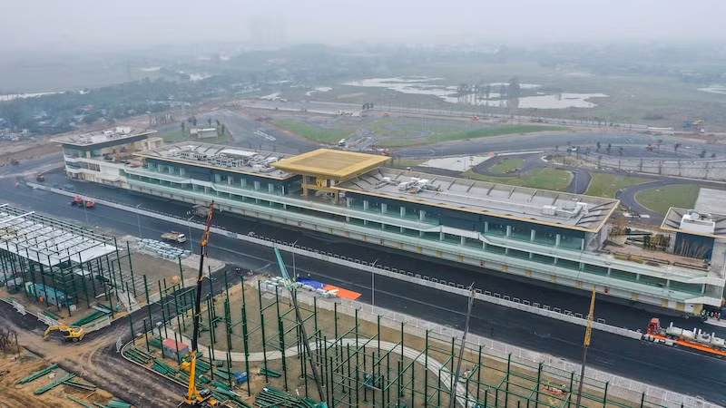 Edificio Pit: el centro operativo, el corazón de la carretera automovilística de Fórmula Uno (F1) en Hanoi se completó básicamente a mediados de enero de 2020, lo que significa que la construcción de elementos fijos de la pista está casi terminada. Inmediatamente después del feriado de Tet, todos los trabajadores regresaron al sitio de construcción. La pista, prevista a efectuarse en abril próximo, se espera sea una gran oportunidad para que Vietnam promocione sus destinos turísticos atractivos y seguros para los viajeros nacionales y foráneos en medio de la pandemia del COVID-19. Se trata de un evento deportivo a dimensión internacional, el cual también ayudará a la capital milenaria de Vietnam a promover su imagen y posición en los ojos de los amigos internacionales. (Foto: Vietnam +)