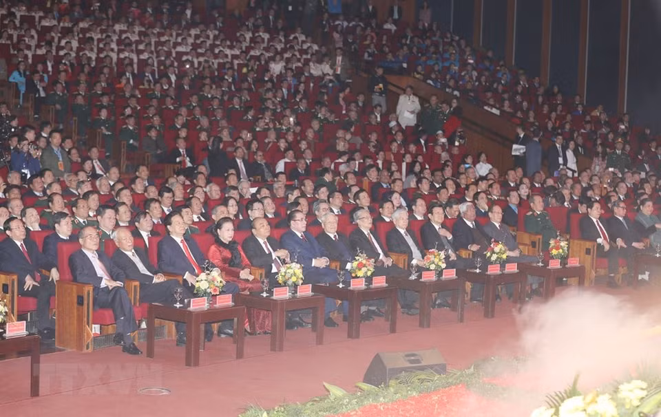El secretario general del Partido y presidente, Nguyen Phu Trong, con dirigentes, ex líderes del Partido, Estado y delegados asisten a la ceremonia. (Foto: VNA)