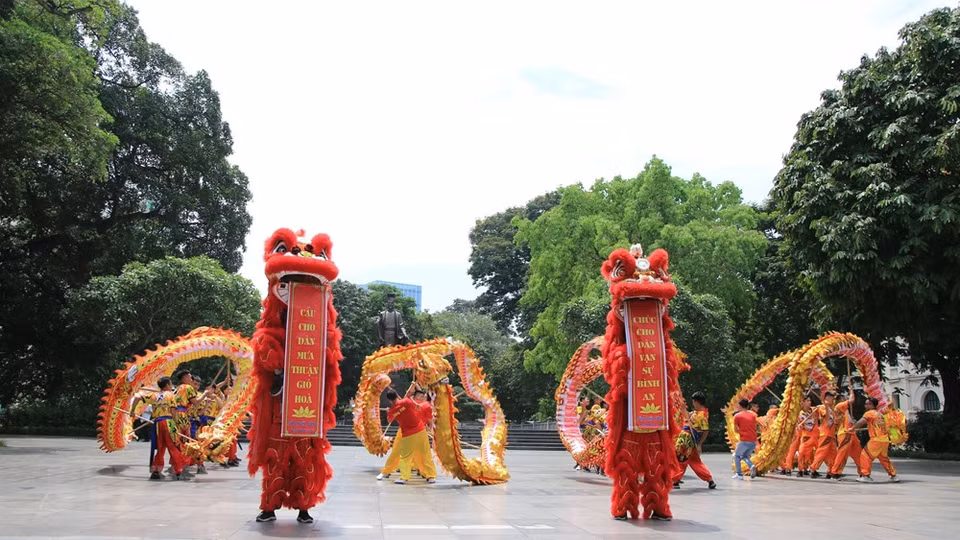Actividades artísticas en las calles peatonales en los alrededores del lago Hoan Kiem. (Foto: VNA)
