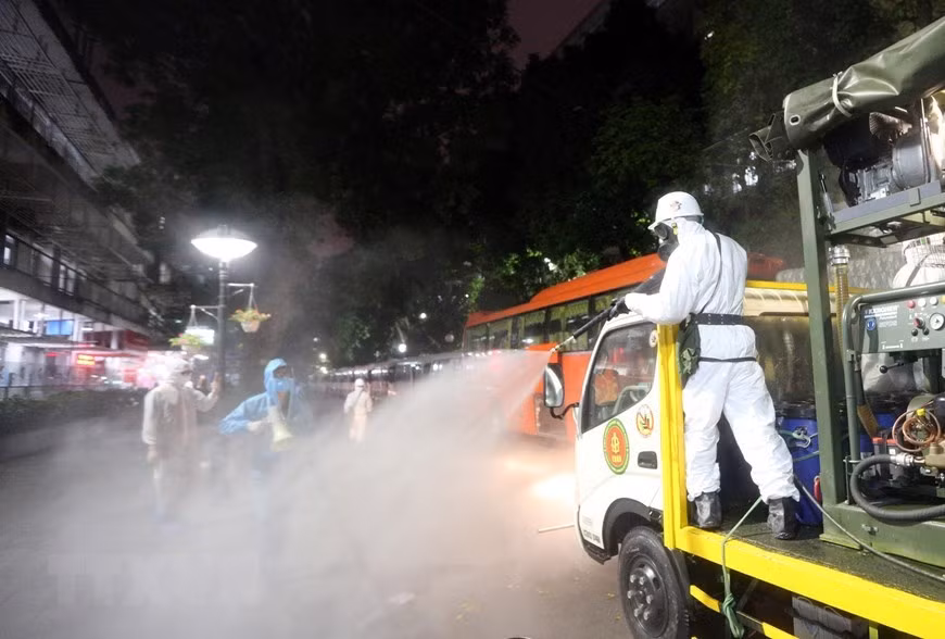 Se utilizan vehículos especiales para desinfectar el Hospital Bach Mai, en el distrito de Dong Da (Foto: VNA)
