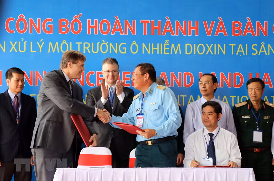 El 7 de noviembre de 2018, en el aeropuerto de Da Nang, los ministerios de Defensa y de Transporte de Vietnam, en coordinación con el embajador de los Estados Unidos en Vietnam, celebraron una ceremonia para la entrega de 13,7 hectáreas de suelo limpio de dioxina. La ceremonia también marcó la finalización del Proyecto de Tratamiento de la Contaminación de Dioxina, realizada durante seis años en el Aeropuerto Da Nang, con un presupuesto de 110 millones de dólares, coorganizado por la Agencia de los Estados Unidos para el Desarrollo Internacional (USAID) y el Ministerio de Defensa. (Foto: VNA)