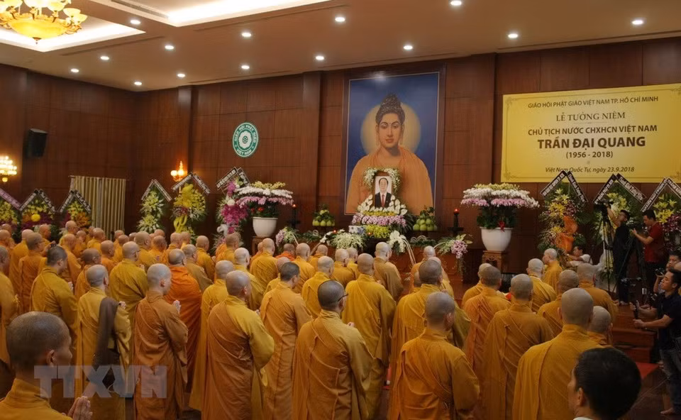 La Sangha Budista de Vietnam en Ciudad Ho Chi Minh celebró una ceremonia en la pagoda Quoc Tu para rendir tributo al presidente Tran Dai Quang. (Foto: VNA)