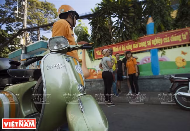  Este nuevo modelo turístico es completamente activo, de poca inversión y simple comercialización (Fuente: VNA) Como es un modelo turístico completamente nuevo, y las demandas de servicios de los visitantes son muy altas, Vietnam Vespa Aventures ha logrado rápidamente mucho éxito. Los recorridos por Saigón de 4-5 horas valen unos 70 dólares por persona, y los viajes de 3-7 días, de 700 a 2 000 dólares por persona.