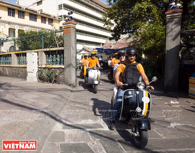 Las visitas a Saigón en Vespa varían en el tiempo; el recorrido corto es de 4-5 horas y la gira más prolongada puede ser de 3-7 días (Fuente: VNA) En el distrito 1 de la ciudad, a los turistas les resulta fácil encontrar este tipo de vehículo en las calles de Tay y Bui Vien, donde se disponen de modelos Vespa de todas las generaciones. Además de la diversión y pasión por el vehículo de dos ruedas más famoso del mundo, se destaca el acompañante, quien transmite y explica orígenes, historia y valores culturales, gastronomía y direcciones de los lugares más importantes de Ciudad Ho Chi Minh.
