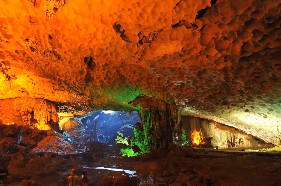 Sung Sot (impresionante) cueva en la Bahía de Ha Long (Fuente: VNA)
