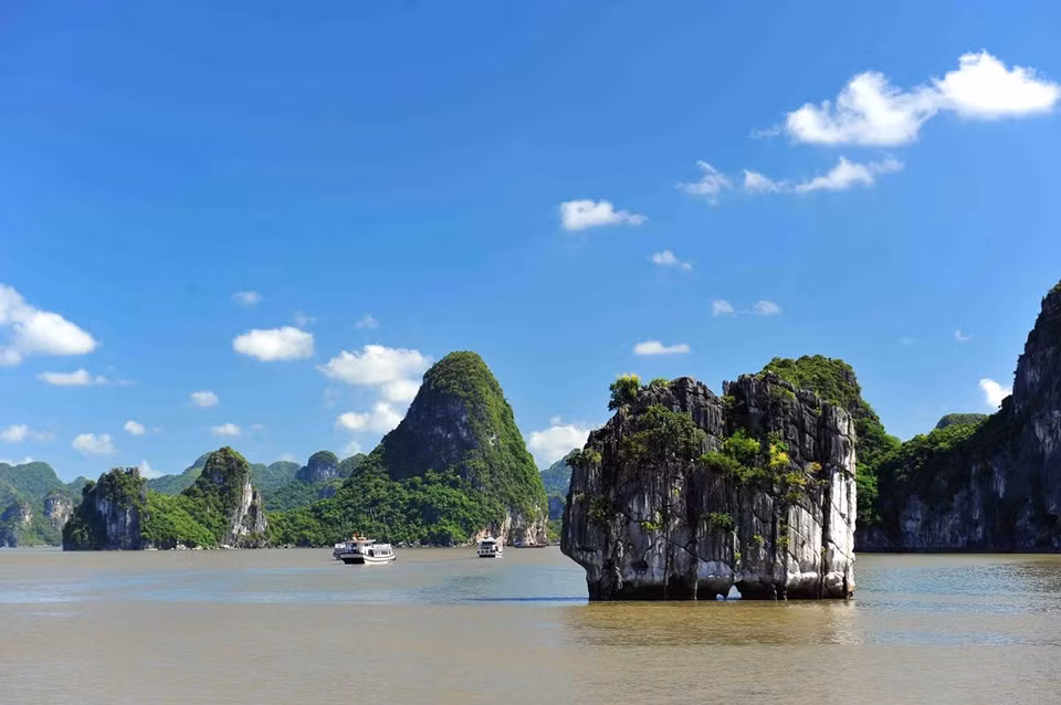 Hon Dinh Huong (isla en forma de quemador de incienso), al suroeste de la bahía de Ha Long, está impreso en la factura del billete vietnamita de 200 mil VND. (Fuente: VNA)