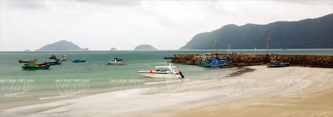 Vista de la reliquia del Muelle 914 en Con Dao (Fuente: VNA) En esas prisiones, los colonialistas franceses encadenaron y torturaron brutalmente a los revolucionarios en un intento de quebrar su voluntad de luchar por la independencia y la libertad nacionales. Las muestras más fehacientes de la brutalidad del régimen de las infames prisiones eran las áreas aisladas llamadas “Pocilgas”, construidas por los colonialistas franceses en 1876, así como las “jaulas de tigre”, establecidas en 1940 y extendidas en 1963 por los imperialistas estadounidenses. En mayo de 2012, la de Con Dao fue reconocida como la mayor prisión de Asia en una isla. Según los oceanógrafos, Con Dao es el lugar que difunde organismos dede los océanos Índico y Pacífico a las aguas costeras de Vietnam. En 1992, el Banco Mundial clasificó a Con Dao como un ejemplo típico de zonas marinas protegidas a nivel mundial. Tomamos un vuelo desde el aeropuerto Tan Son Nhat, en Ciudad Ho Chi Minh, y después de menos de 45 minutos, la isla de Con Dao apareció en el mar azul. Aterrizamos en el aeropuerto Co Ong y vimos un espacio de escenas naturales vírgenes y magníficas montañas. Clasificado entre los 21 principales destinos turísticos nacionales de Vietnam, Con Dao es considerada un atractivo destino y un paraíso de balnearios sanatorios para visitantes nacionales e internacionales. En 2011, Lonely Planet, una prestigiosa revista de viajeros de Inglaterra, clasificó a Con Dao entre las 10 mejores islas misteriosas del mundo. Seguimos un camino sinuoso a través de las montañas para llegar al centro del distrito de Con Dao. Aquí se encuentra el balneario Six Senses Con Dao, un complejo turístico de 5 estrellas con 50 chalés de madera situados a lo largo de una playa de 1,6 kilómetros, y rodeado de elevaciones. Con Dao también tiene muchas playas hermosas y fascinantes, como Dam Trau, An Hai, Suoi Nong, las bahías de Con Son y Dam Tre, y el pico Tinh Yeu (Amor).