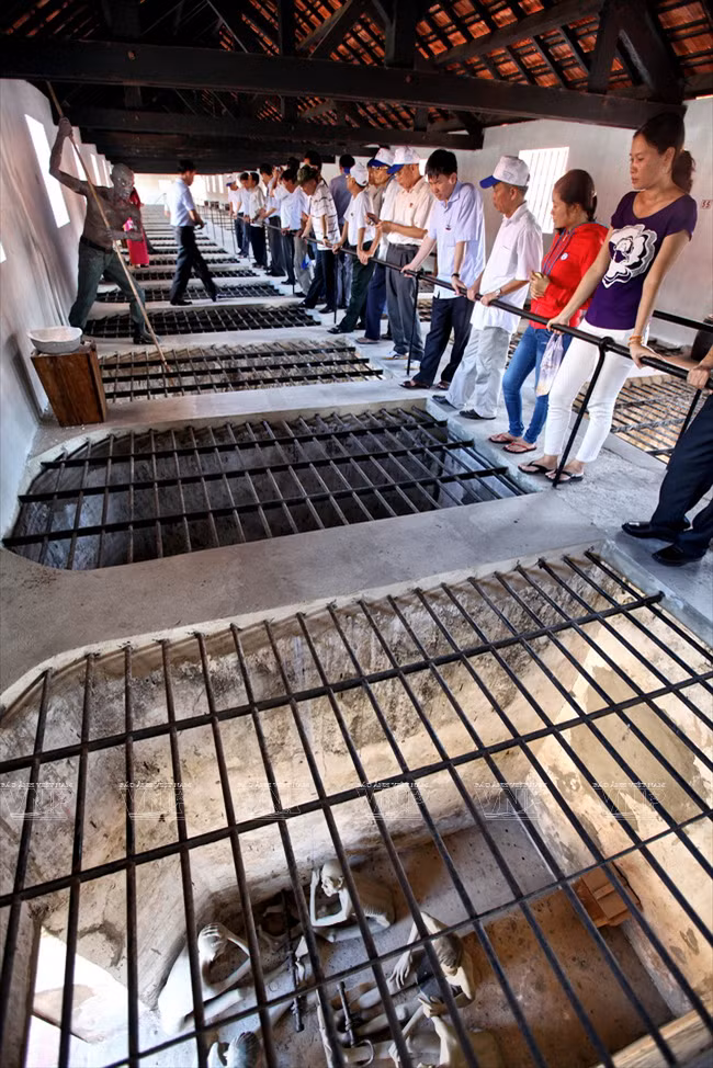 Los turistas visitan las “jaulas de tigre” en Con Dao (Fuente: VNA)