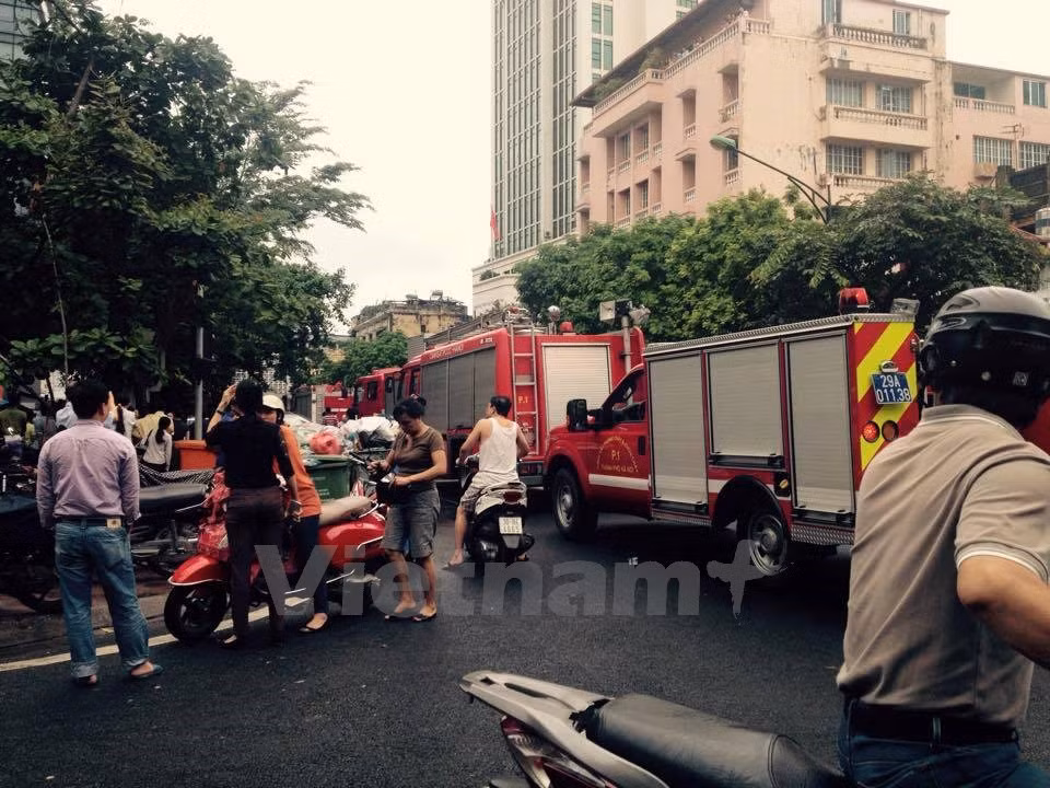 Una ambulancia llegó al lugar. A las 12:50 (hora local) de ayer, el bloque en el centro – de unos 300 metros cuadrados – se derrumbó verticalmente, y las ruinas se esparcieron a ambos lados. (Fuente: VNA)