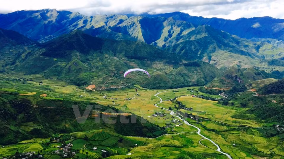 Un parachute revolotea sobre las olas doradas (Fuente: VNA)