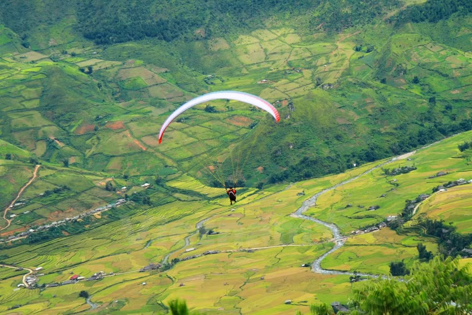 Un parachute revolotea sobre las olas doradas (Fuente: VNA)