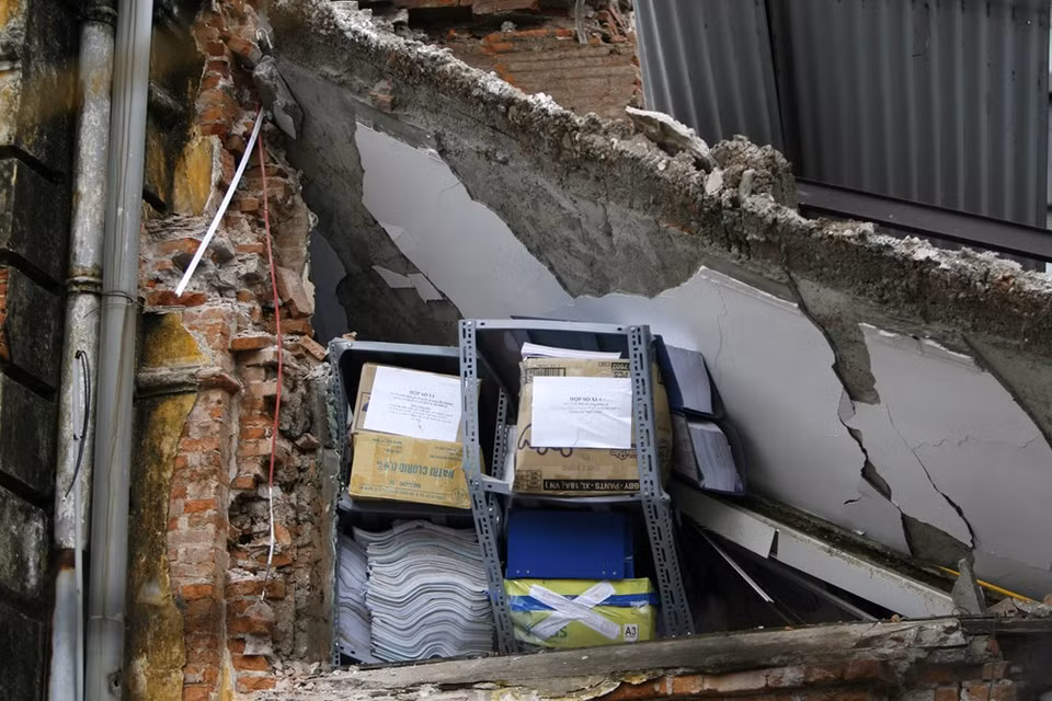 La villa es actualmente sede de una dependencia de la Corporación de Ferrocarril de Vietnam. Reportes preliminares señalan que 20 personas estaban en el lugar cuando ocurrió el accidente. (Fuente: VNA)