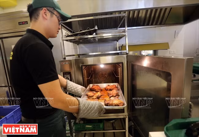 iBanhmi está equipado con un moderno sistema de calefacción lo que conserva el sabor fresco del pan y garantiza el higiene. (Fuente: VNA) 