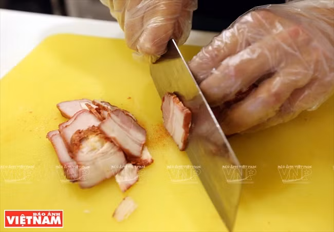 Todos los procesos de preparar ingredientes para el pan siempre son ordenados y cumplen con las normas higiénicas. (Fuente: VNA)