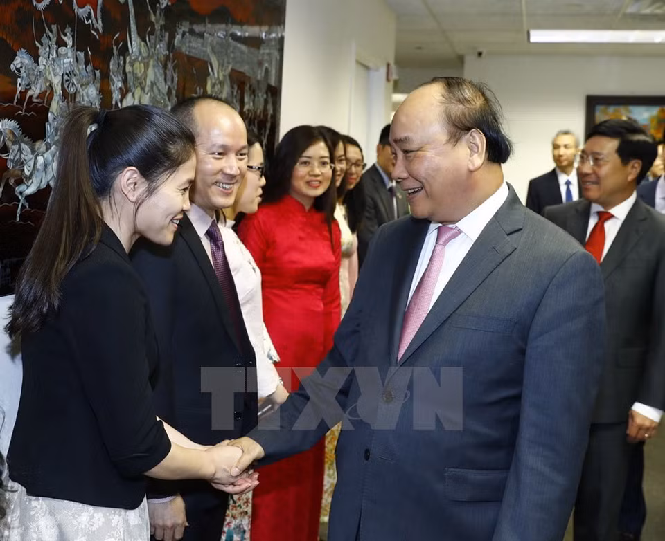 El premier Nguyen Xuan Phuc visita la misión vietnamita ante la ONU (Fuente: VNA)