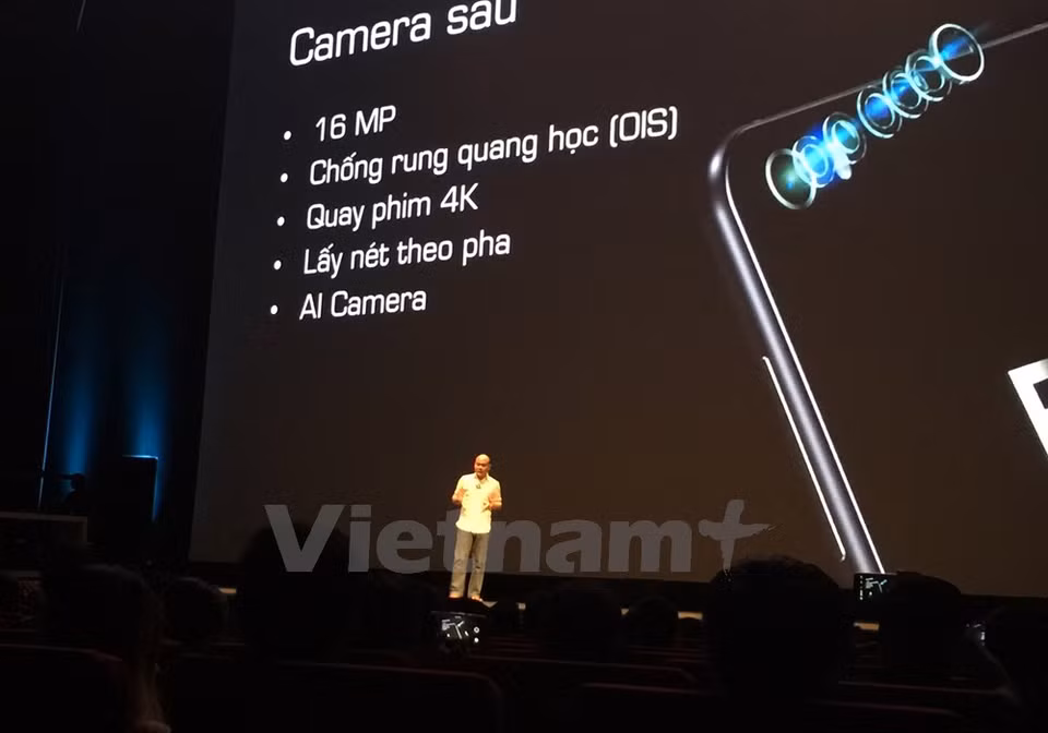 El presidente del grupo de tecnología vietnamita Bkav, Nguyen Tu Quang, presenta el nuevo BPhone.