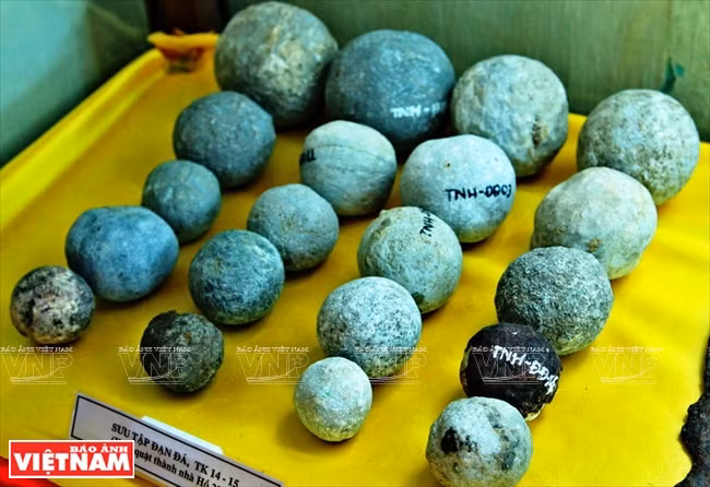 Durante las excavaciones arqueológicas alrededor de la ciudadela de piedra de la dinastía Ho, los científicos descubrieron cientos pelotas de piedras tan grandes como balones de fútbol, y tan pequeñas como bolas sepatakraw. Los resultados apoyan la idea de que los trabajadores utilizaron las bolas para rodar las losas de piedra desde el sitio de la cantera hasta el sitio de construcción. Al trepar y llenar la tierra, movieron las losas de piedra para construir la ciudadela. Foto: Cong Dat