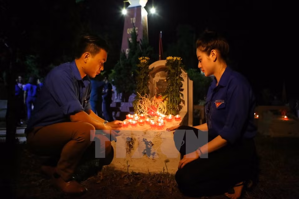 Unión de jóvenes de la Agencia Vietnamita de Noticias rinden tributo póstumo a los mártires (Fuente: VNA)