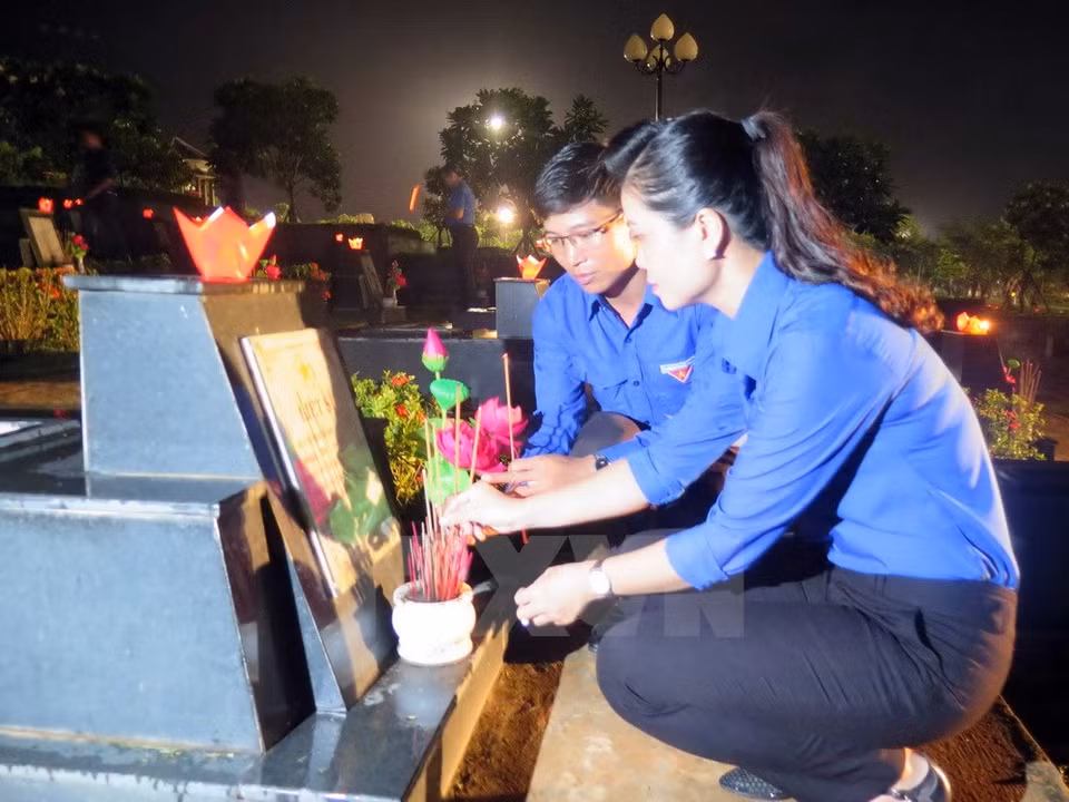 Colocación de inciensos en el cementerio dedicado a los mártires en la provincia de Quang Nam (Fuente: VNA)