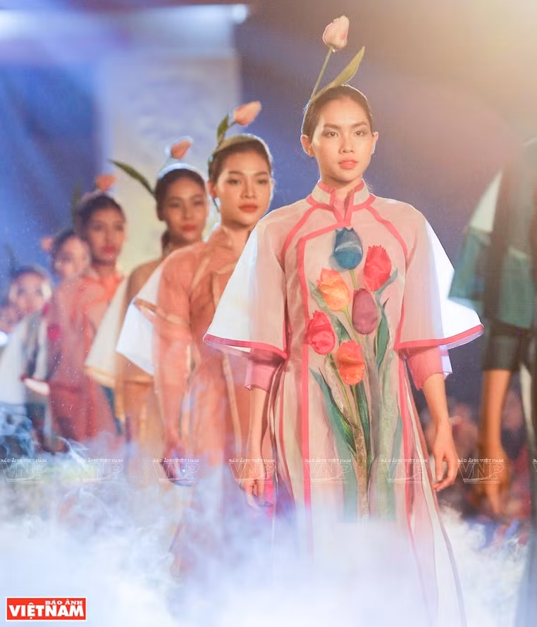 En el espectáculo "Nuestro Ao Dai", realizado en el Templo de la Literatura (Van Mieu-Quoc Tu Giam) en Hanoi, Phuong Thanh puso todos los colores y formas de los tulipanes en el Ao Dai, utilizando la organza de seda (Fuente: VNA)
