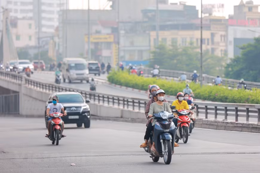 En un futuro cercano, Hanoi continuará flexibilizando las regulaciones en pos de favorecer a las actividades, teniendo en cuenta la mayor prioridad de garantizar la salud de los pobladores en el contexto de COVID-19. En la actualidad, los establecimientos comerciales y de servicios deben elaborar planes de respuesta a la pandemia, responsabilizarse de la seguridad de los trabajadores y cumplir otras medidas preventivas. Las fábricas e instalaciones de producción fuera de la zona industrial deben cumplir plenamente las regulaciones del Gobierno y de la ciudad y aprobar proactivamente el plan de producción segura para responder a la situación epidémica y enviarlo a los Comités Populares de comunas y barrios para su gestión, supervisión e inspección (Fuente: Vietnam +).