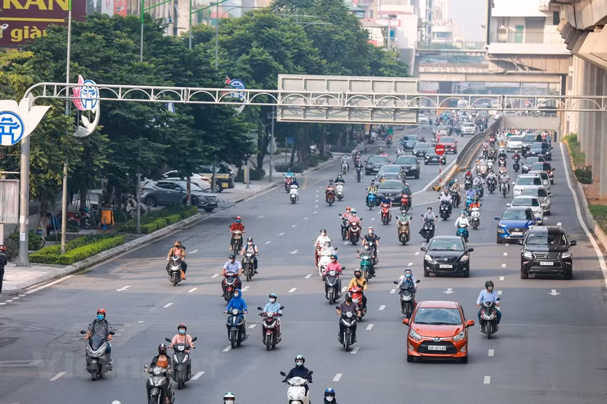 La calle Nguyen Trai, a las 07:30. A partir del 21 de septiembre, a ciudad también permitió operar los vehículos de transporte de mercancías que utilizan aplicaciones de tecnología desde las 9:00 hasta las 22:00 horas. Las personas que realizan la entrega deben haber recibido al menos una dosis de la vacuna contra el COVID-19 y la declaración médica diaria en la aplicación VN-eID o el sitio web suckhoe.dancuquocgia.gov.vn. Según la nueva medida, los eventos no congregan a más de 20 personas y deben respetar la distancia mínima. Se prohíbe la reunión de 10 personas o más fuera de las oficinas, escuelas, hospitales y se requiere una distancia mínima de dos metros entre las personas en los espacios públicos (Fuente: Vietnam +).