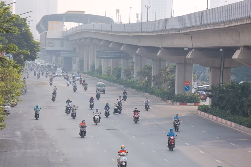 Sin embargo, Hanoi todavía mantiene 23 puestos de control en las puertas en la entrada en la capital. Se empezó a reanudar las actividades de supermercados, mercados, tiendas de conveniencia, abarrotes, floristerías, fruterías y cadenas agroalimentarias de la ciudad. Se ofrecen servicios normales farmacias, tiendas que venden equipos y materiales al servicio del tratamiento médico y prevención de epidemia; la banca, tesorería, bolsa de valores, correos y telecomunicaciones, el transporte de mercancías para la exportación e importación, establecimientos de desintoxicación y protección social. Las peluquerías, servicios de reparación y lavado de automóviles y motocicletas, productos electrodomésticos, tiendas de materiales de construcción y los establecimientos de alimentos y bebidas (solo para llevar) operan y cierran antes de las 21:00 horas todos los días (Fuente: Vietnam +).