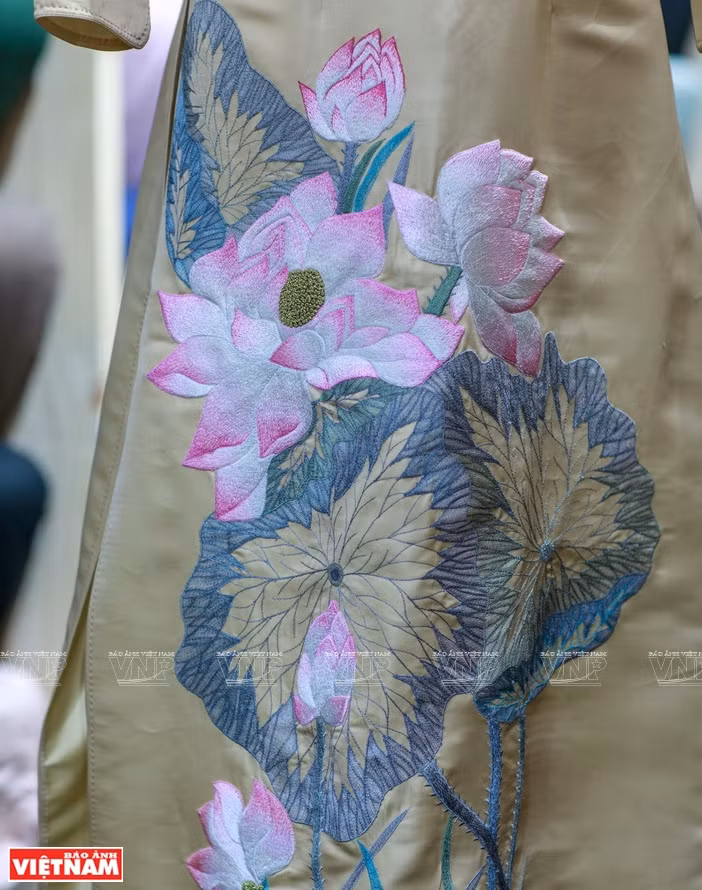 Lotos sobre seda vietnamita, producto diseñado por Phuong Thanh (Fuente: VNA)