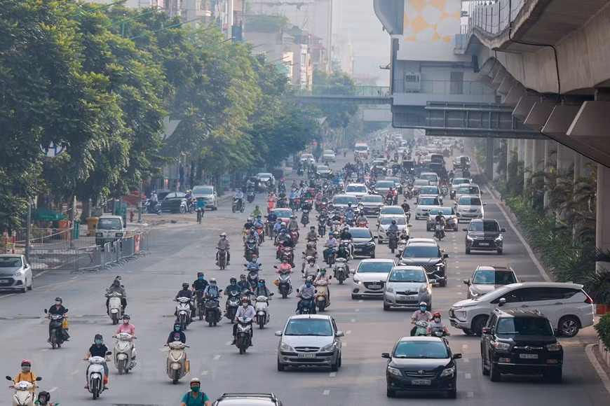 El gobierno de Hanoi permitió la reapertura de establecimientos que brinden bienes y servicios esenciales a partir de las 6:00 (hora local) del 21 de septiembre. Después del 21 de septiembre, la capital vietnamita no se divide en regiones como antes, sino en áreas dependientes del riesgo de infección, para prevenir y controlar la pandemia de manera efectiva, por lo que resultó más fácil moverse entre los distritos de la zona céntrica de la capital vietnamita. Además, la capital vietnamita también exige evitar la congregación de 10 o más personas en las zonas fueras de las oficinas, escuelas y hospitales e implementar una distancia mínima de dos metros entre personas en lugares públicos (Fuente: Vietnam +).