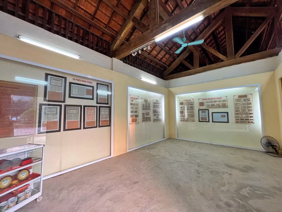 La edificación fue catalogada como reliquia nacional por el Ministerio de Cultura, Deportes y Turismo de Vietnam en 2007. Con su impronta y significado especial, la zona de reliquia histórica de la fábrica de impresión de dinero en la plantación de Chi Ne recibió, el 14 de febrero de 2014, un récord Guinness de Vietnam como la primera fábrica de impresión de dinero del país. La plantación de Chi Ne fue levantada a finales del siglo XIX con una superficie de más de siete mil 300 hectáreas. En 1943, el dueño de esta plantación fue un francés que la vendió a la familia del patriota Do Dinh Thien por dos mil taels de oro. (Foto: Vietnam+) 